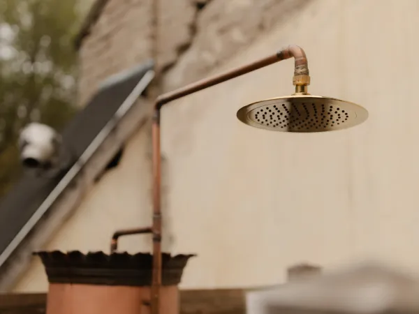 Nainen seisoo ranskalaisellaparvekkeella.